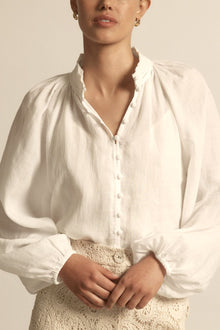 Zoe Kratzmann Sincere Top
A elevated essential with feminine nuance. the solstice top refines a wardrobe staple through light weight ramie fabric, proportion and thoughtful detail.