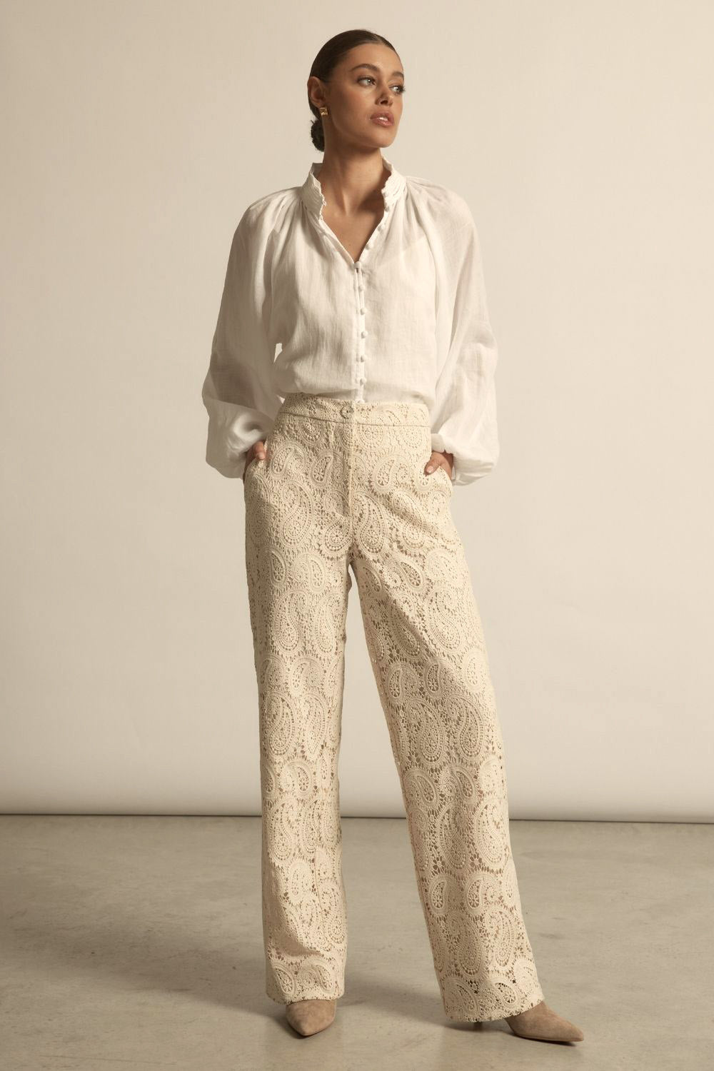 Zoe Kratzmann Sincere Top
A elevated essential with feminine nuance. the solstice top refines a wardrobe staple through light weight ramie fabric, proportion and thoughtful detail.