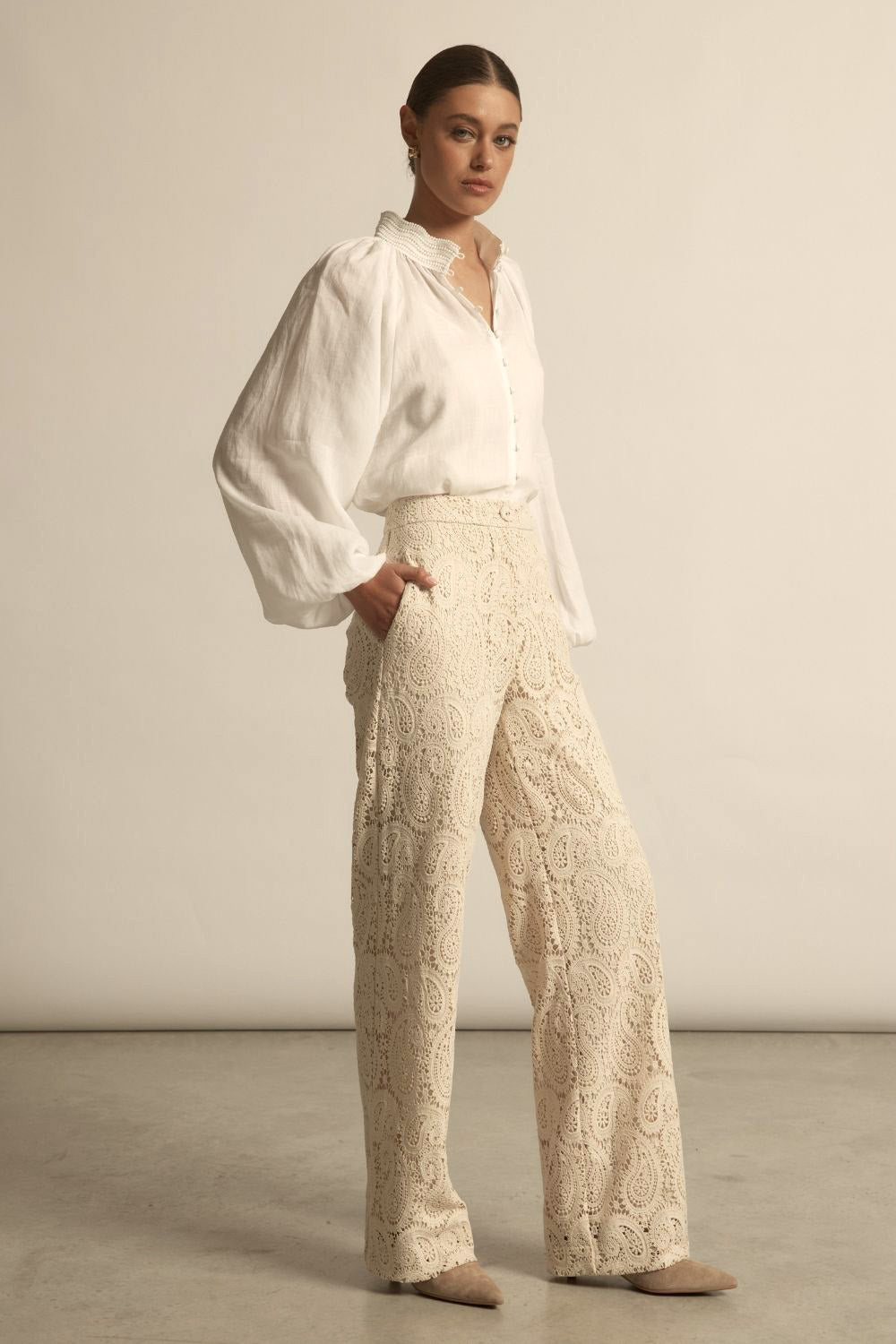 Zoe Kratzmann Sincere Top
A elevated essential with feminine nuance. the solstice top refines a wardrobe staple through light weight ramie fabric, proportion and thoughtful detail.