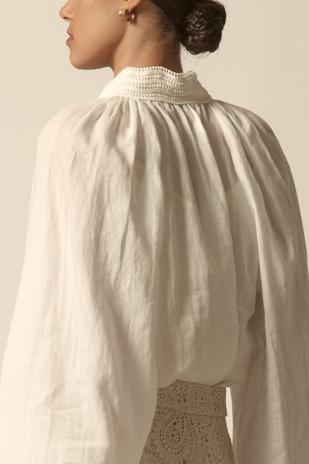 Zoe Kratzmann Sincere Top
A elevated essential with feminine nuance. the solstice top refines a wardrobe staple through light weight ramie fabric, proportion and thoughtful detail.