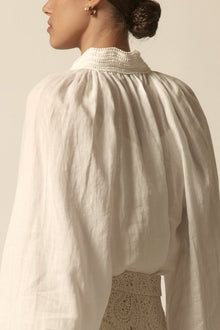 Zoe Kratzmann Sincere Top
A elevated essential with feminine nuance. the solstice top refines a wardrobe staple through light weight ramie fabric, proportion and thoughtful detail.