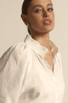 Zoe Kratzmann Sincere Top
A elevated essential with feminine nuance. the solstice top refines a wardrobe staple through light weight ramie fabric, proportion and thoughtful detail.