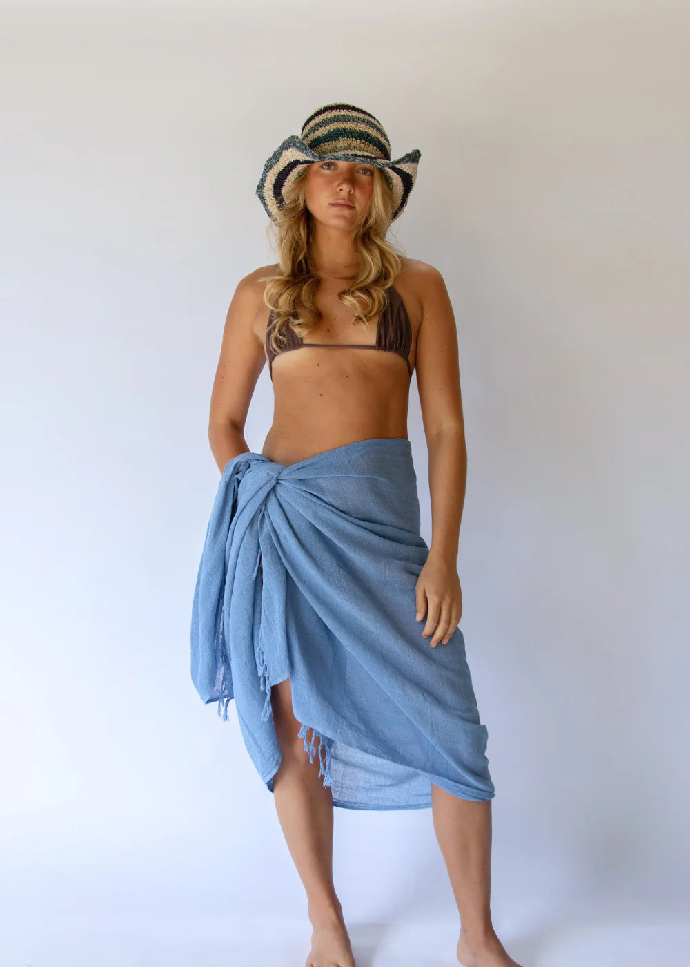 The Hobo and Hatch Solstice Pareo Shawl is handwoven in Nepal from lightweight cotton, offering a soft, breathable layer for warm days. Its sheer weave and fringed edges add a relaxed feel - perfect to tie around the waist or drape over the shoulders from beach to sunset.

Available in Natural, Tully and Tide.

Details:

-100% lightweight cotton

-Handwoven in Indonesia

-Sheer weave with natural drape

-Fringed edge detailing