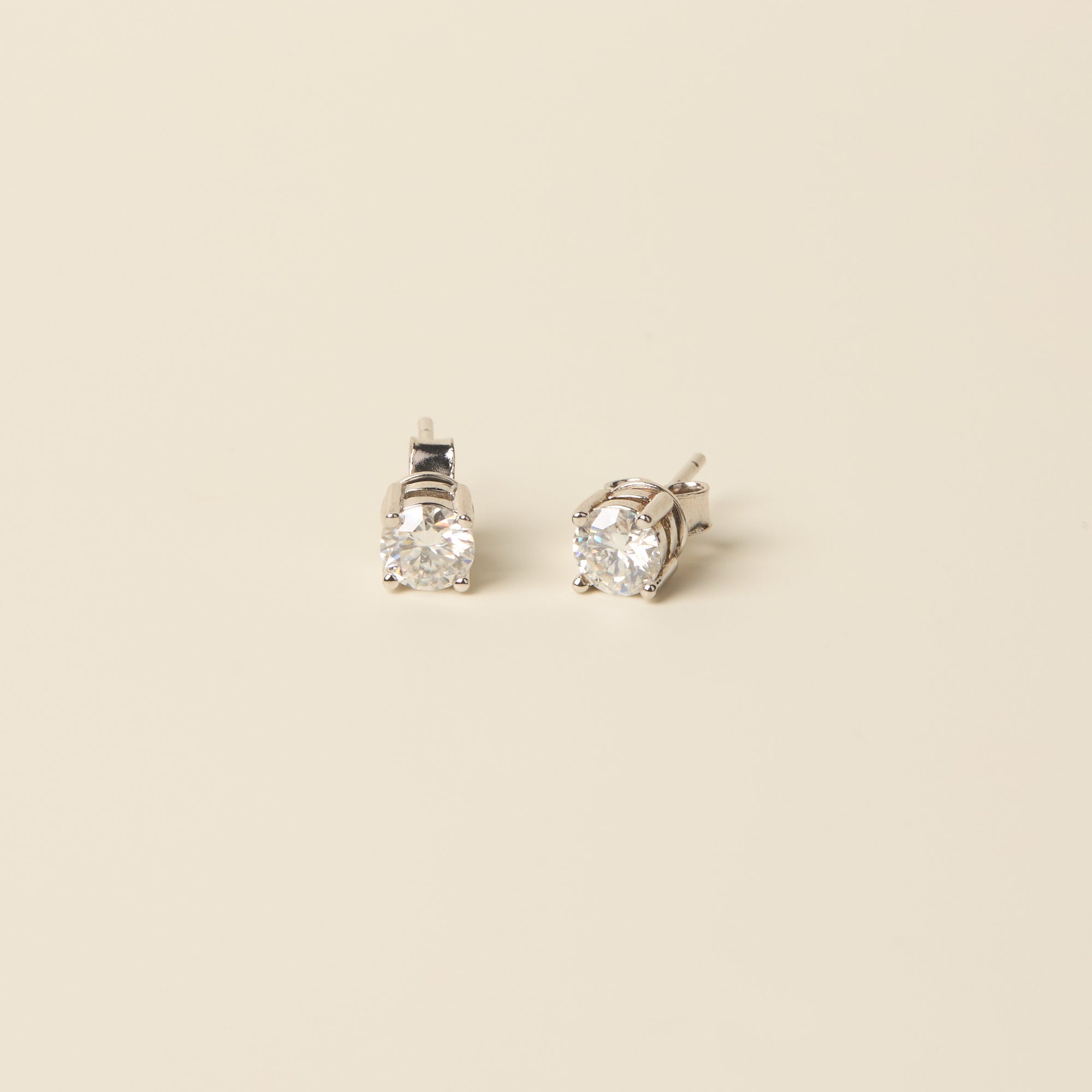 ALTA JEWELLERY | TIMELESS SPARKLE EARRINGS
Elevate your everyday look with the Alta Timeless Sparkle Earrings. Handcrafted in sterling silver, each earring features a 0.5ct moissanite gemstone set in a classic four-claw setting for maximum brilliance and security.