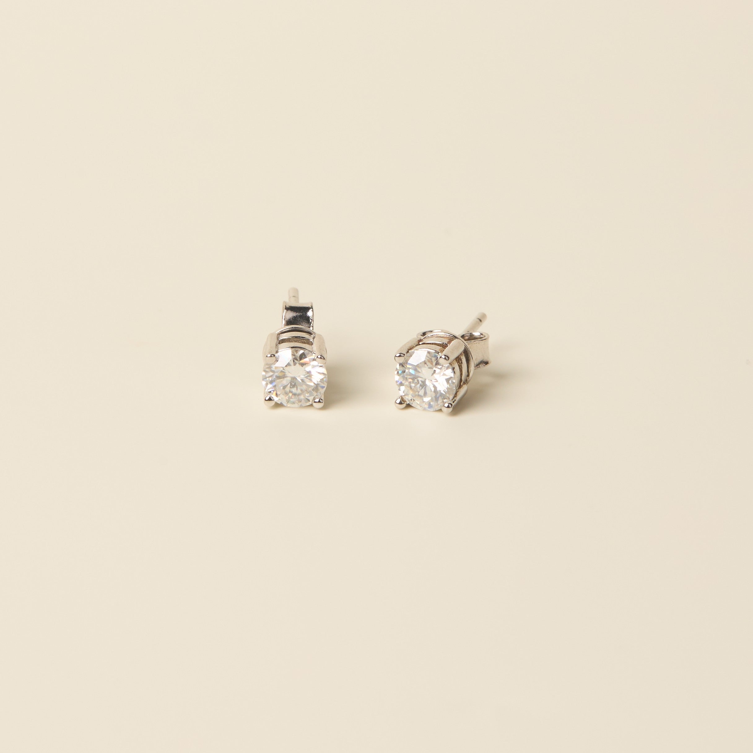 ALTA JEWELLERY | TIMELESS SPARKLE EARRINGS
Elevate your everyday look with the Alta Timeless Sparkle Earrings. Handcrafted in sterling silver, each earring features a 0.5ct moissanite gemstone set in a classic four-claw setting for maximum brilliance and security.
