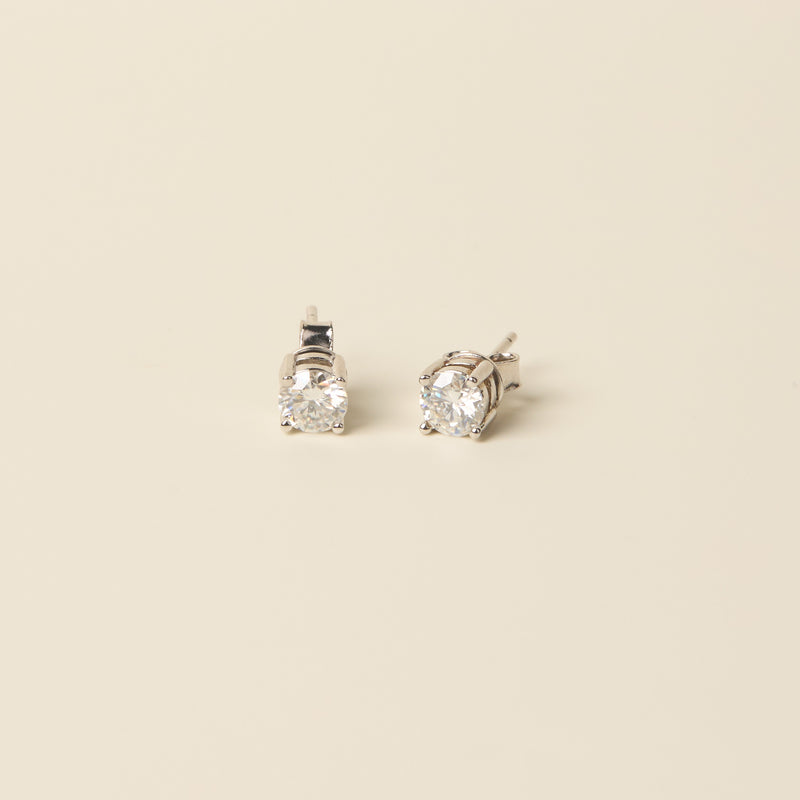 ALTA JEWELLERY | TIMELESS SPARKLE EARRINGS
Elevate your everyday look with the Alta Timeless Sparkle Earrings. Handcrafted in sterling silver, each earring features a 0.5ct moissanite gemstone set in a classic four-claw setting for maximum brilliance and security.