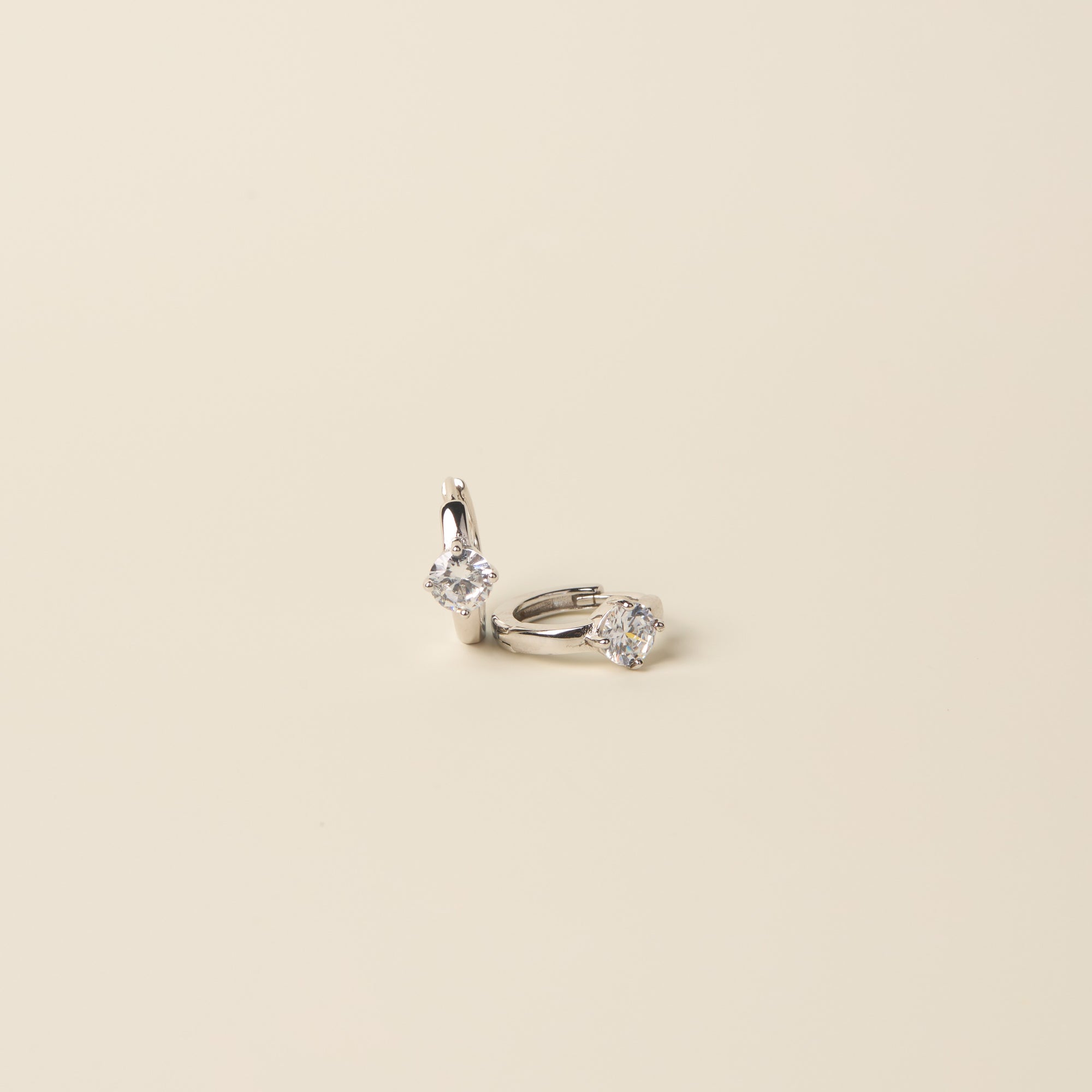 ALTA JEWELLERY | TWINKLE HUG EARRINGS
Delicate yet dazzling, the Alta Twinkle Hug Earrings are crafted in S925 sterling silver and set with high-quality cubic zirconia stones for a subtle sparkle. Designed in a classic huggie style, these earrings sit close to the ear for a comfortable fit while adding everyday shine.
