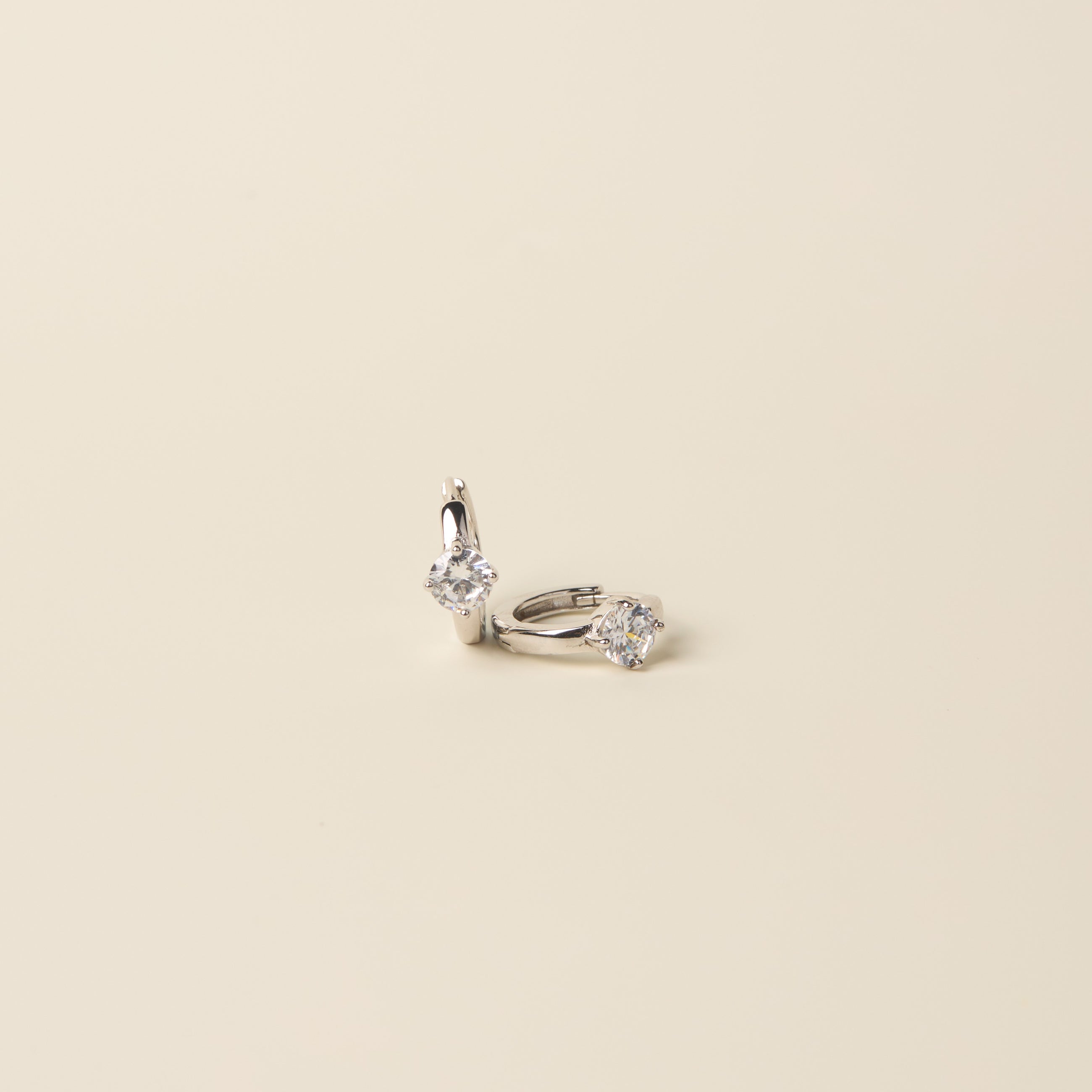 ALTA JEWELLERY | TWINKLE HUG EARRINGS
Delicate yet dazzling, the Alta Twinkle Hug Earrings are crafted in S925 sterling silver and set with high-quality cubic zirconia stones for a subtle sparkle. Designed in a classic huggie style, these earrings sit close to the ear for a comfortable fit while adding everyday shine.