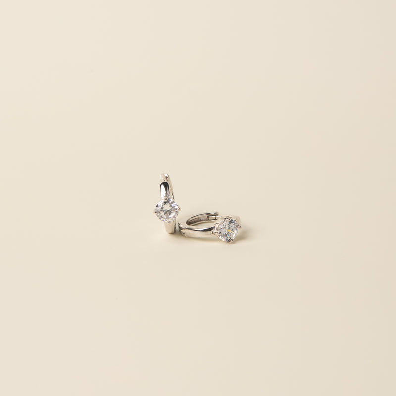 ALTA JEWELLERY | TWINKLE HUG EARRINGS
Delicate yet dazzling, the Alta Twinkle Hug Earrings are crafted in S925 sterling silver and set with high-quality cubic zirconia stones for a subtle sparkle. Designed in a classic huggie style, these earrings sit close to the ear for a comfortable fit while adding everyday shine.