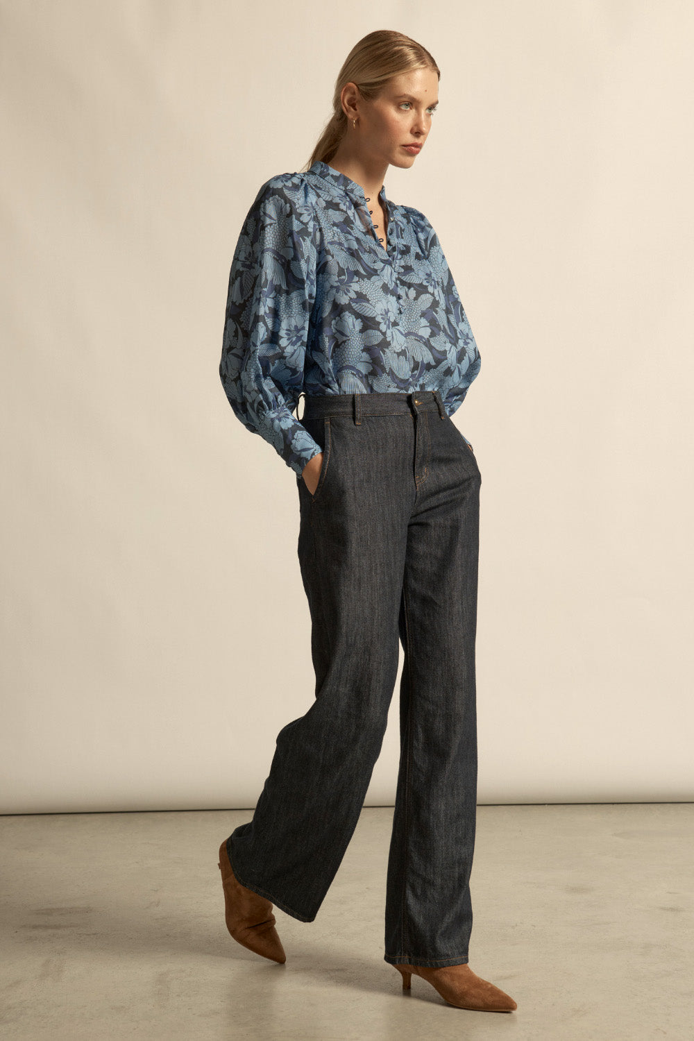 Zoe Kratzmann Vista top 
A refined transitional essential. the vista top balances softness and structure for effortless autumn–winter dressing.