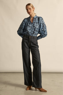 Zoe Kratzmann Vista top 
A refined transitional essential. the vista top balances softness and structure for effortless autumn–winter dressing.