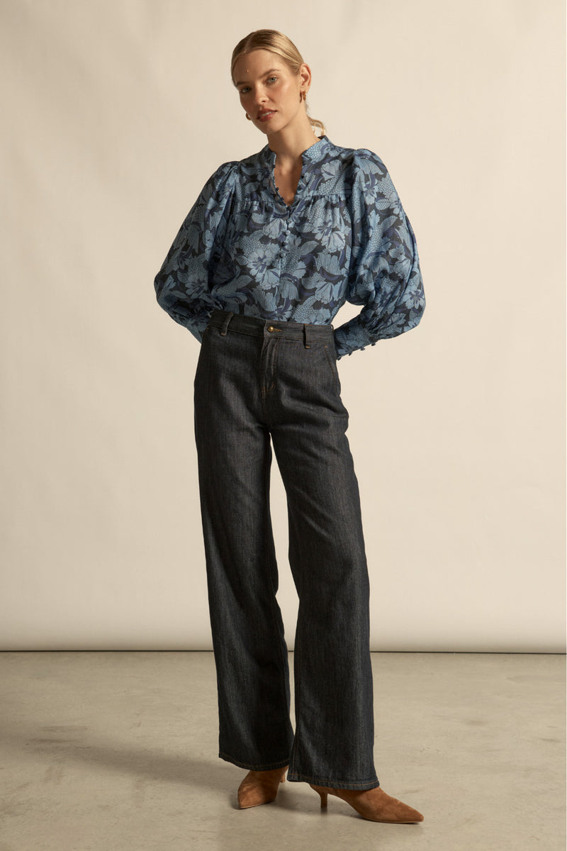 Zoe Kratzmann Vista top 
A refined transitional essential. the vista top balances softness and structure for effortless autumn–winter dressing.