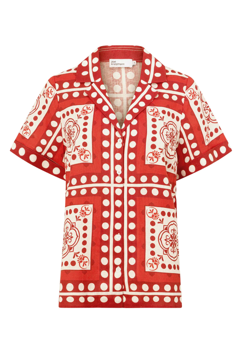 ZOE KRATZMANN | LUMEN TOP
an easy-fitting style defined by a traditional collar, subtle side splits, and porcelain shell buttons for contrast. designed for elevated everyday wear, it’s a piece that travels well and transitions with ease. finished in the distinguished scarf print, inspired by worldwide journeys.100% linen