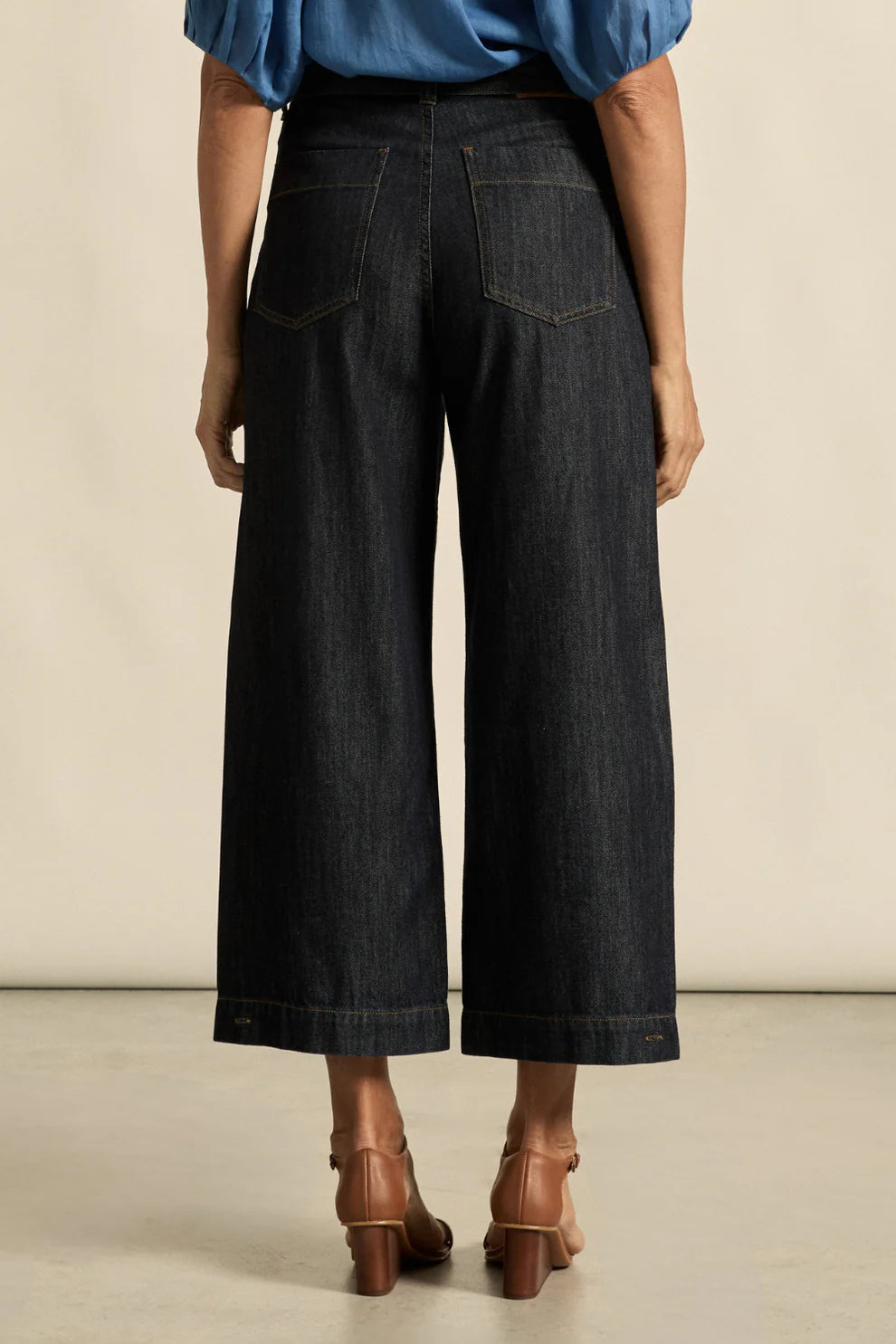 EMBARK JEAN
ZOE KRATZMANN
Designed to blur the line between pant and denim, the embark jean offers soft structure and everyday ease. its thoughtful details and silhouette make it a wardrobe essential.
cotton and lyocell blend gives the wearer a soft hand feel
curved front seams and wide-leg shape
buttoned hem for optional barrel-leg styling
matching belt and carpenter-style pockets
the perfect denim piece for day-to-night dressing
Composition: 83% Cotton, 17 Lyocell